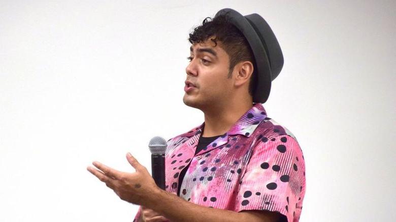 Activist Saul Flores talks to Penn State 阿宾顿 students